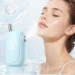 Using oxygen injector to replenish water essence beauty salon to introduce nano-spray for water beauty to moisturize.